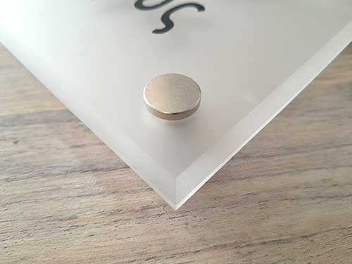 Επιγραφή σε αμμοβολή plexiglass με inox αποστάτες ή αλουμινίου