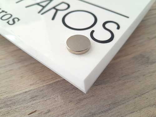 Επιγραφή σήμανσης επαγγελματικών χώρων σε λευκό plexiglass με μοντέρνο design