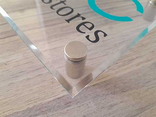 Επιγραφή σε διαφανές plexiglass με inox αποστάτες 