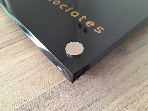 Επιγραφή σήμανσης εσωτερικών - εξωτερικών χώρων σε μαύρο plexiglass με inox αποστάτες 