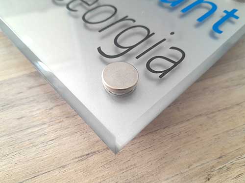 Ταμπέλα πλέξιγκλας με φόντο ή ψηφιακή εκτύπωση πάχους 5 χιλιοστών και μπιζουταρισμένες ακμές